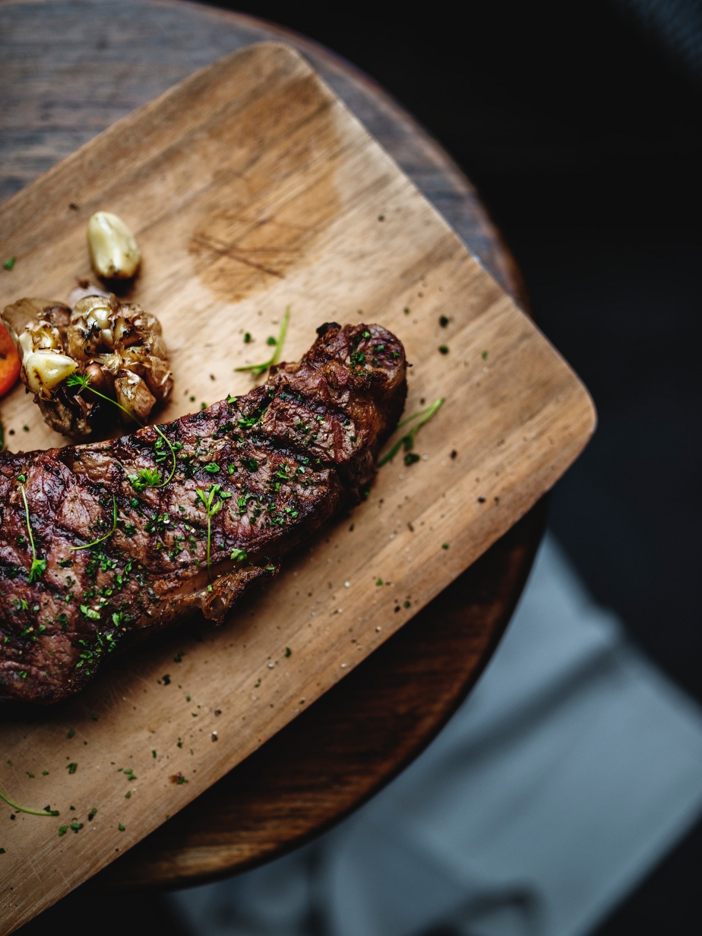Grillattu pihvi puulaudalla